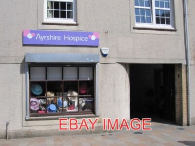 FOTO AYRSHIRE HOSPIZ - KILWINNING LOKALER WOHLTÄTIGKEITSLADEN UNTERSTÜTZT AYRSHIRE HOSP