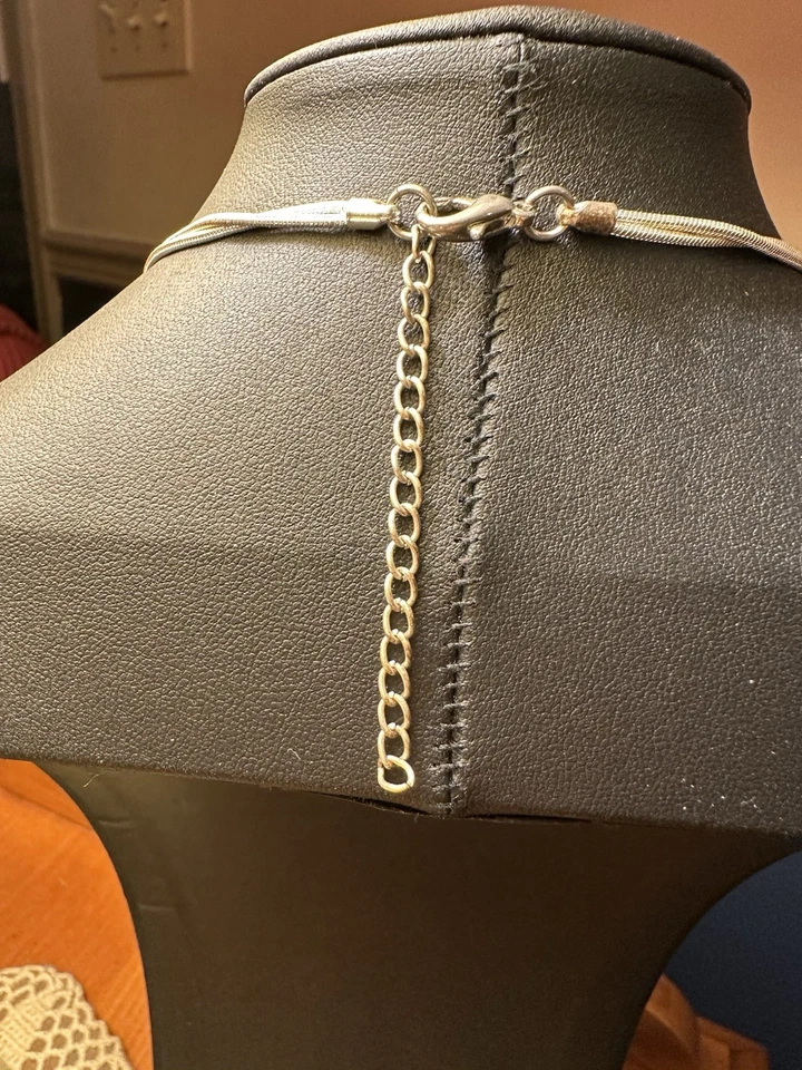 Collar Kenneth Cole tono plateado con doble cadena y colgante de abulón sintético Foto 4 de 4