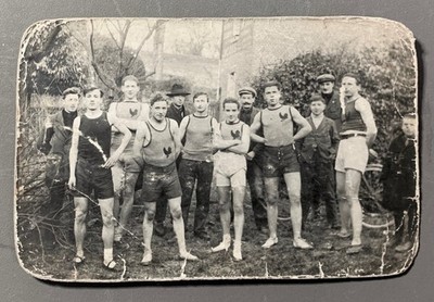 Alte FOTOKARTE Herren SPORTMANNSCHAFT Sport Hahn auf Trikot CF ZUSTAND