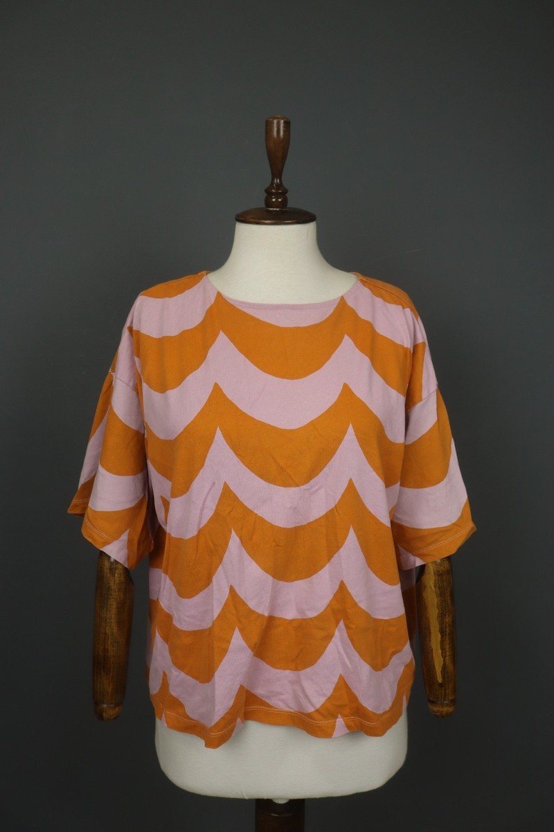 今季UNIQLO x marimekko レディースTシャツMサイズ Marimekko X Uniqlo Orange Pink Waves Print Crew Neck Pullover T