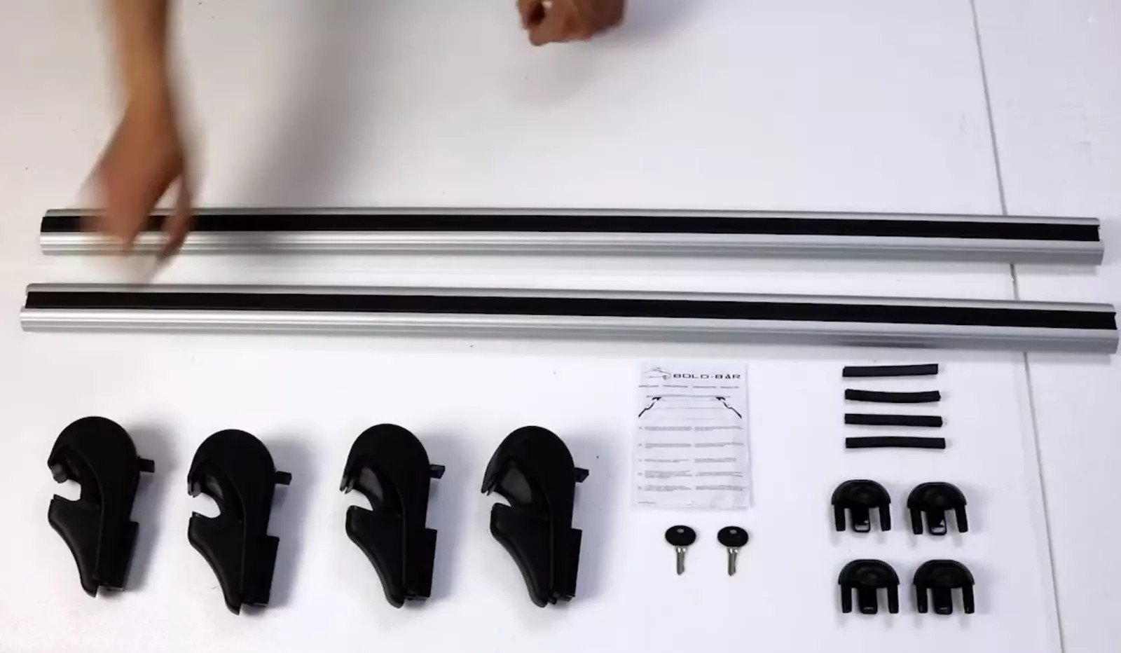 ЗАПИРАЕМЫЙ БАГАЖНИК НА КРЫШЕ CARRYTEC С ПОПЕРЕЧНЫМИ ПЕРЕКЛАДИНАМИ OMAC CARRYTEC - ЧЕРНЫЙ