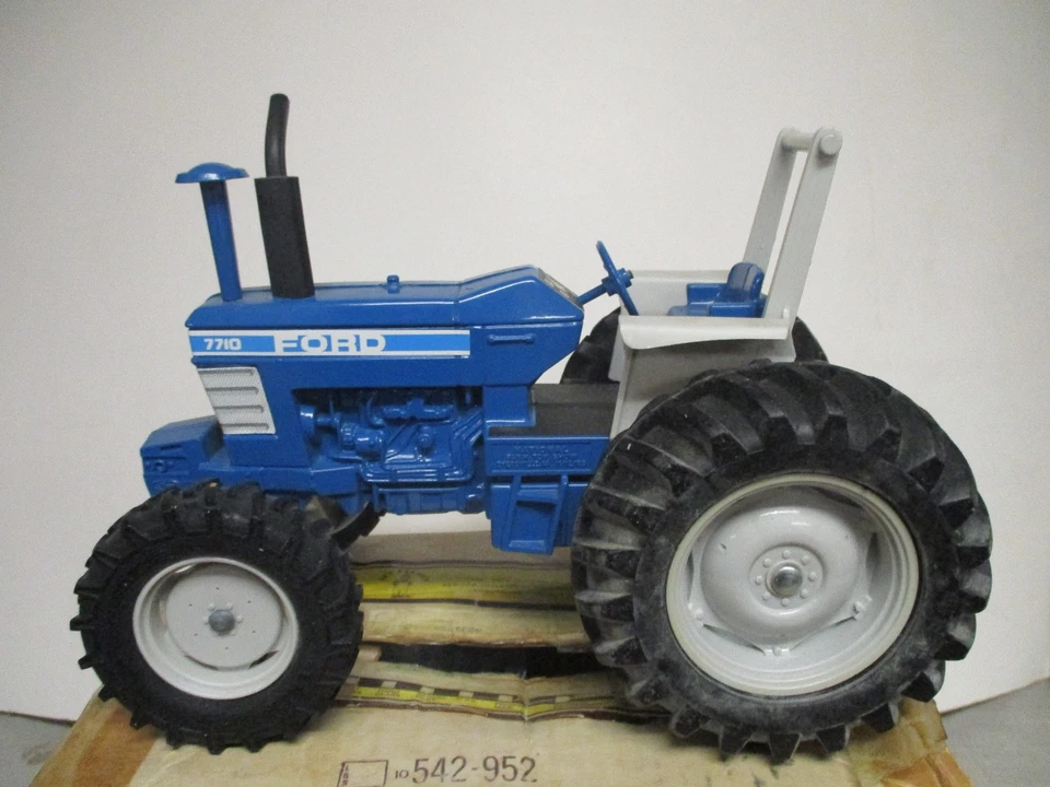 Ertl Ford 7710 MFWD Toy Tractor "1983 National Toy Show"  1/16 Scale, NIB - Image 2 of 4