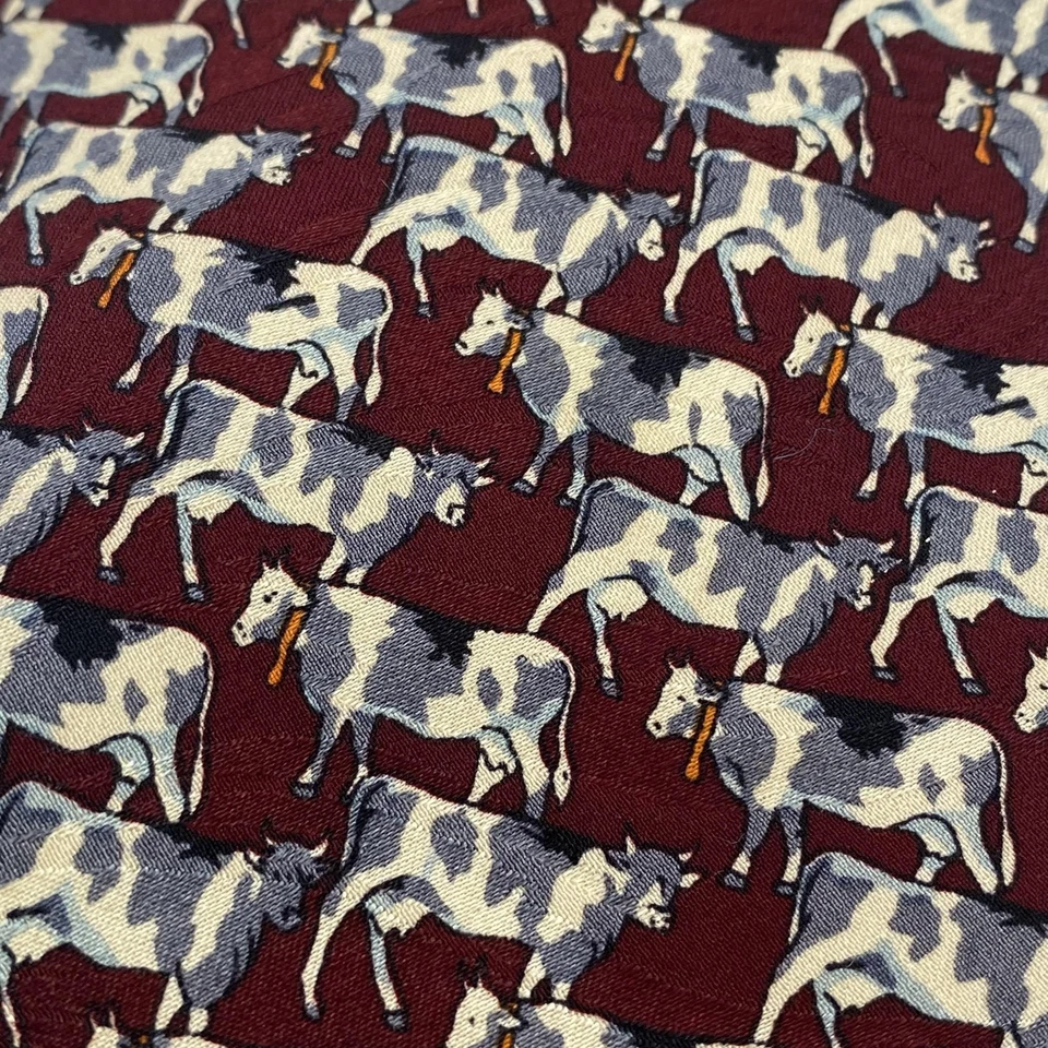 Corbata hecha a mano de novedad con estampado de vaca de seda borgoña artefactos de museo para hombre Foto 3 de 4