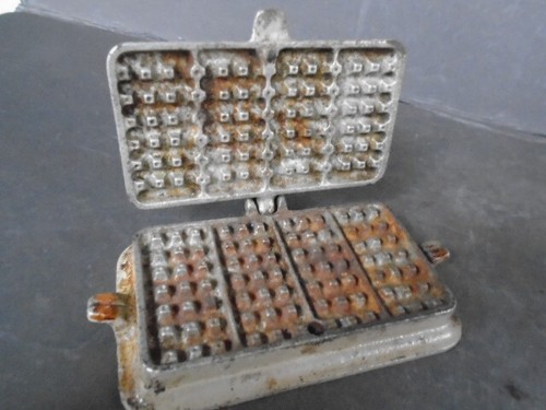 ANTIQUE "ARCADE" CAST IRON TOY WAFFLE IRON, NICE! - Picture 1 of 7