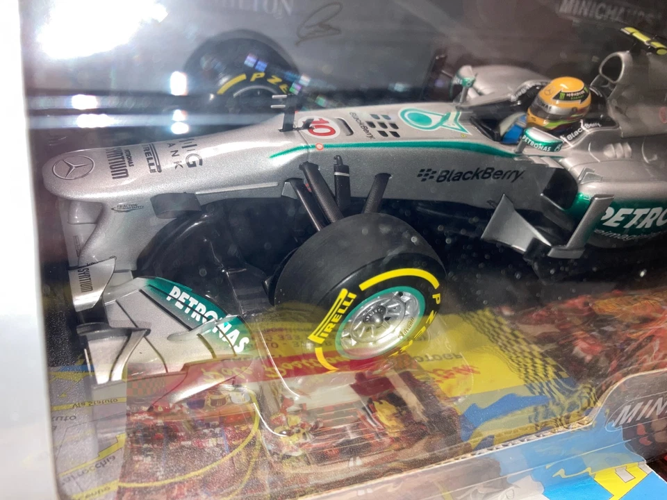 110130010 MINICHAMPS 1:18 MERCEDES PETRONAS HAMILTON GP CINA 2013 NEW SHIPP. WOR - Immagine 3 di 4