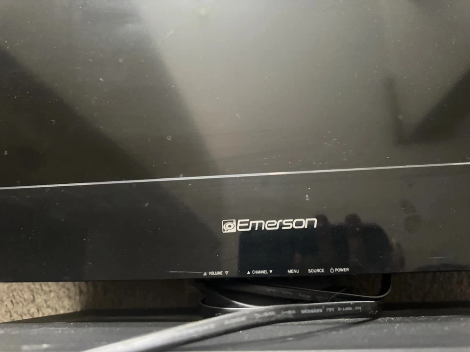 Emerson LED TV 30 Inches - Image 2 of 4
