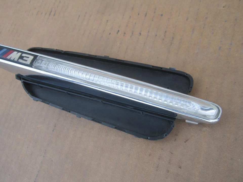 Os305203 BMW M3 2008 2009 2010 2011 GUARDABARROS DELANTERO DERECHO MOLDURA FABRICANTE DE EQUIPOS ORIGINALES Foto 3 de 4