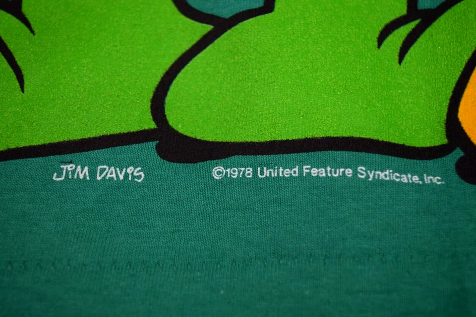 Vintage T-Shirt Anvil Size M/L 90s Garfield Kiss Me I'm Irish Anvil NWT Discolor - Image 4 of 4