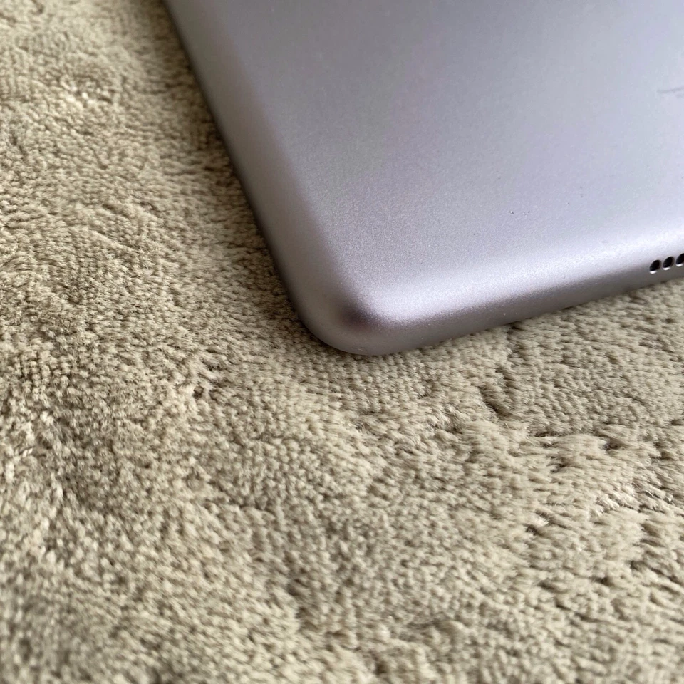 Apple iPad 6. Generation 32GB Wi-Fi Space Grau A1893 - Bild 4 von 4