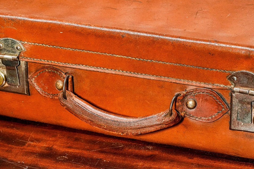 Maleta de cuero antigua de personaje atemporal equipaje de viaje decoración del hogar utilería Foto 4 de 4