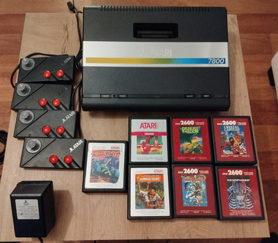Atari 7800 Konsole mit 4 Controllern  und 7 Spiele