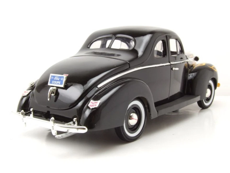Ford Deluxe Coupe 1940 Nero Con Fiamme Modellino Auto 1:18 MotorMax - Immagine 2 di 4