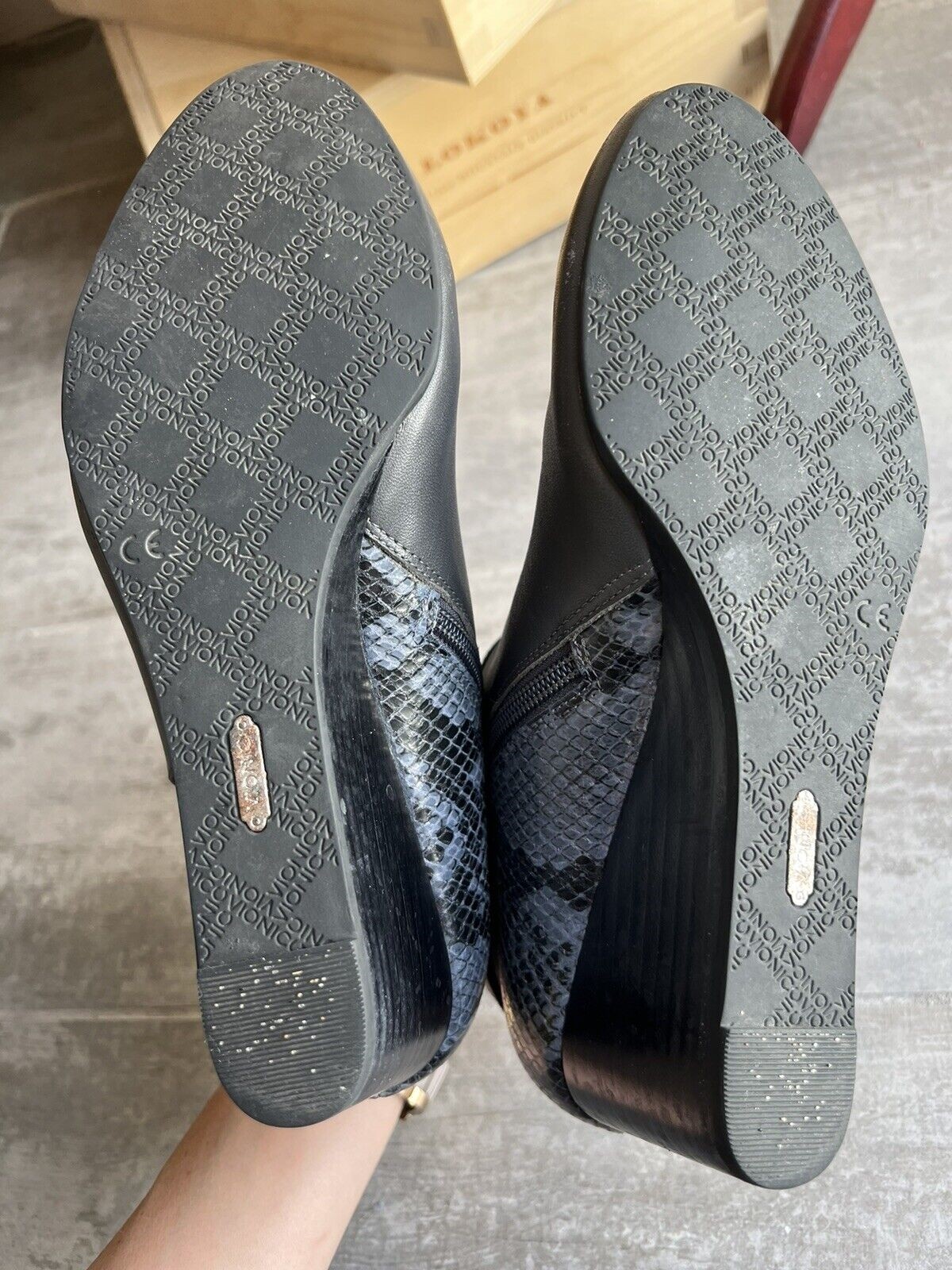 VIONIC Charcoal Gray Elevated Shasta Leather Snak… - image 12