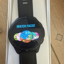 Xiaomi Smart Watch S1 Active en mode démonstration avec chargeur