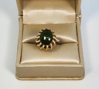 14k Gold Vintage Green Jade Ring 5.6 Grams Size 7 Unique Setting