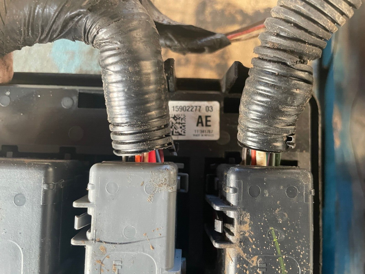 2008 chevy impala cigarette lighter fuse OEM 2008-2009 Chevrolet Impala Fuse Box Relay Unit 15902277 03