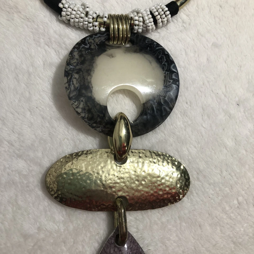 COLLAR DECLARACIÓN MULTICOLOR TONO PIEDRA Y ORO PÚRPURA ANTHROPOLOGIE Foto 3 de 4