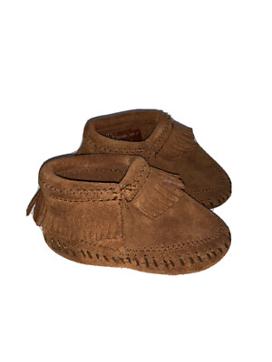 Minnetonka Riley Bootie – Weiche Wildleder-Hausschuhe Für Mädchen, Mit Elastischem Bund & Mokassin-Design