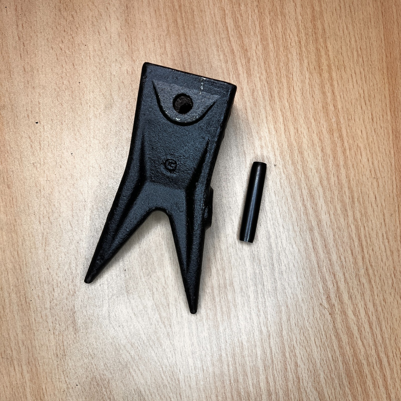 2  PC X156WTL X156WT Twin Tiger Bucket Teeth w Roll Pins P156  for X156FL Shanks