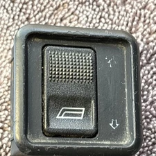 ** NO RETAINER CLIPS ** 1997 Audi Cabriolet Central Window Switch Used.