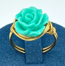 Ring Gold Tone Green Resin Rose on Gold Wire Wrapped Band. Size 6