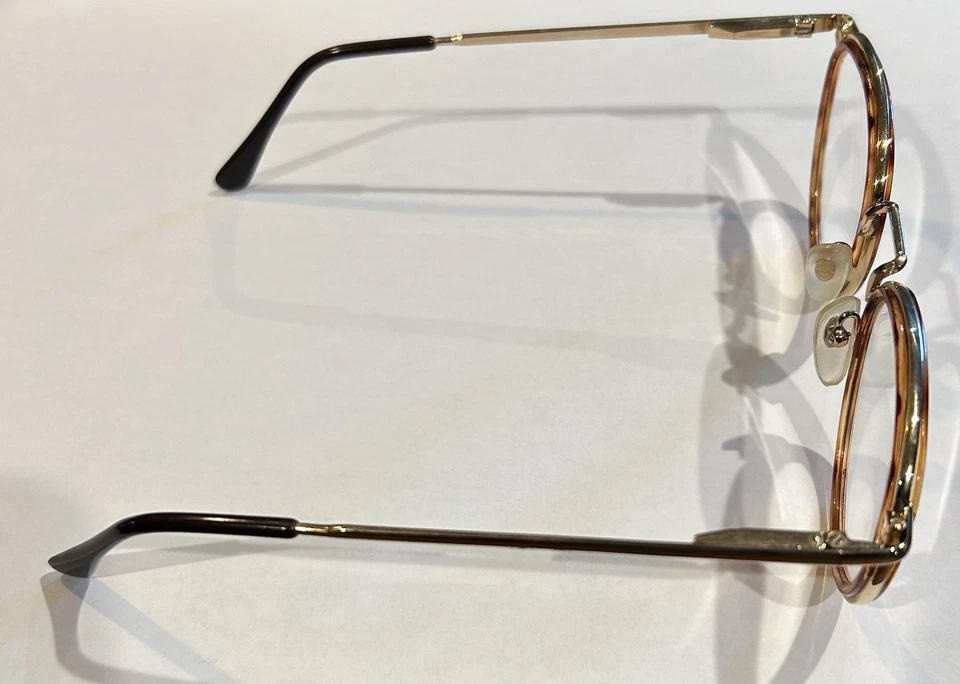 Marco de gafas recetadas con superposición de caparazón de tortuga tono dorado solo marca desconocida Foto 3 de 4