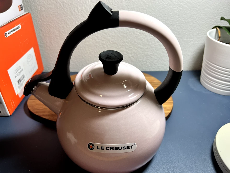 LE CREUSET SHELL TETERA ROSA 1,6 QT ACERO ESMALTADO (NUEVO EN CAJA) Foto 2 de 4