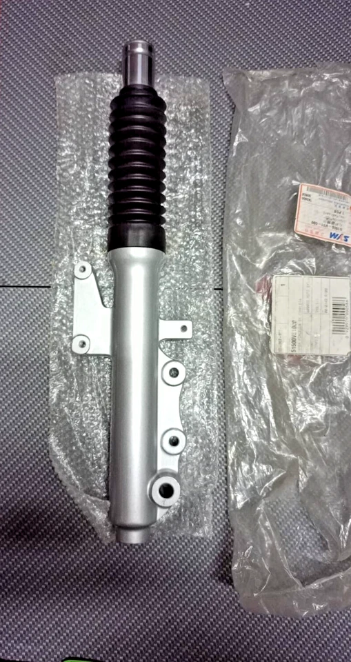 SYM VS 125 STELO FORCELLA LATO SX COMPLETO NUOVO ORIGINALE 51500-VS1-000 - Immagine 2 di 4