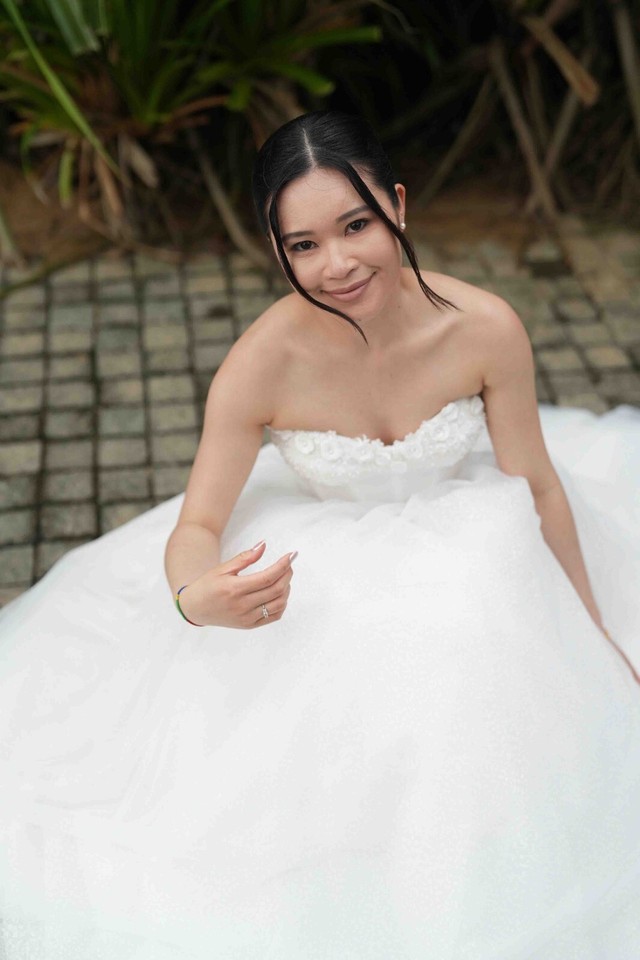 Strapless Ball Gown Wedding Dress with Lace Bodice & Full Tulle Skirt size 6 - 8