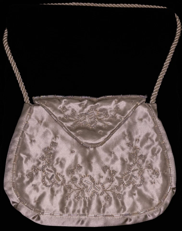 Godey’s 1861 Reproducción Cuentas a Mano Retícula-Crema Satén con Cuentas Iridiscentes Nuevo Foto 2 de 3