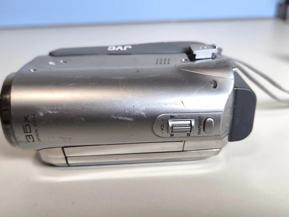 JVC GZ-MS95 SE  Camcorder   JVC Silber 35X Optical Zoom   - Bild 3 von 4