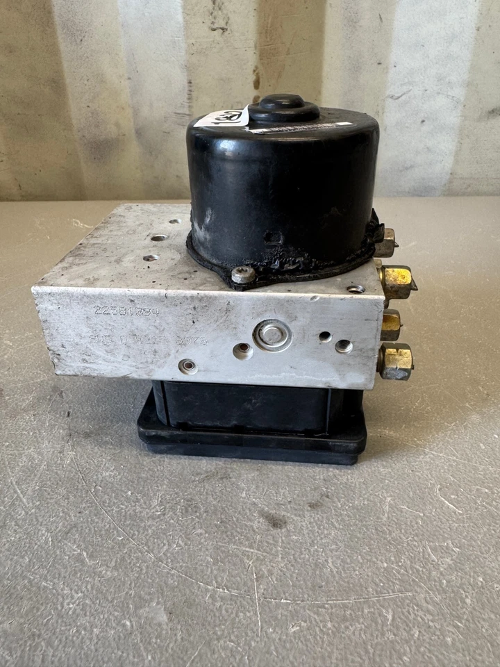 2005 Dodge Magnum ABS Antilock Brake Pump Control Module / 04779242 - Image 4 of 4