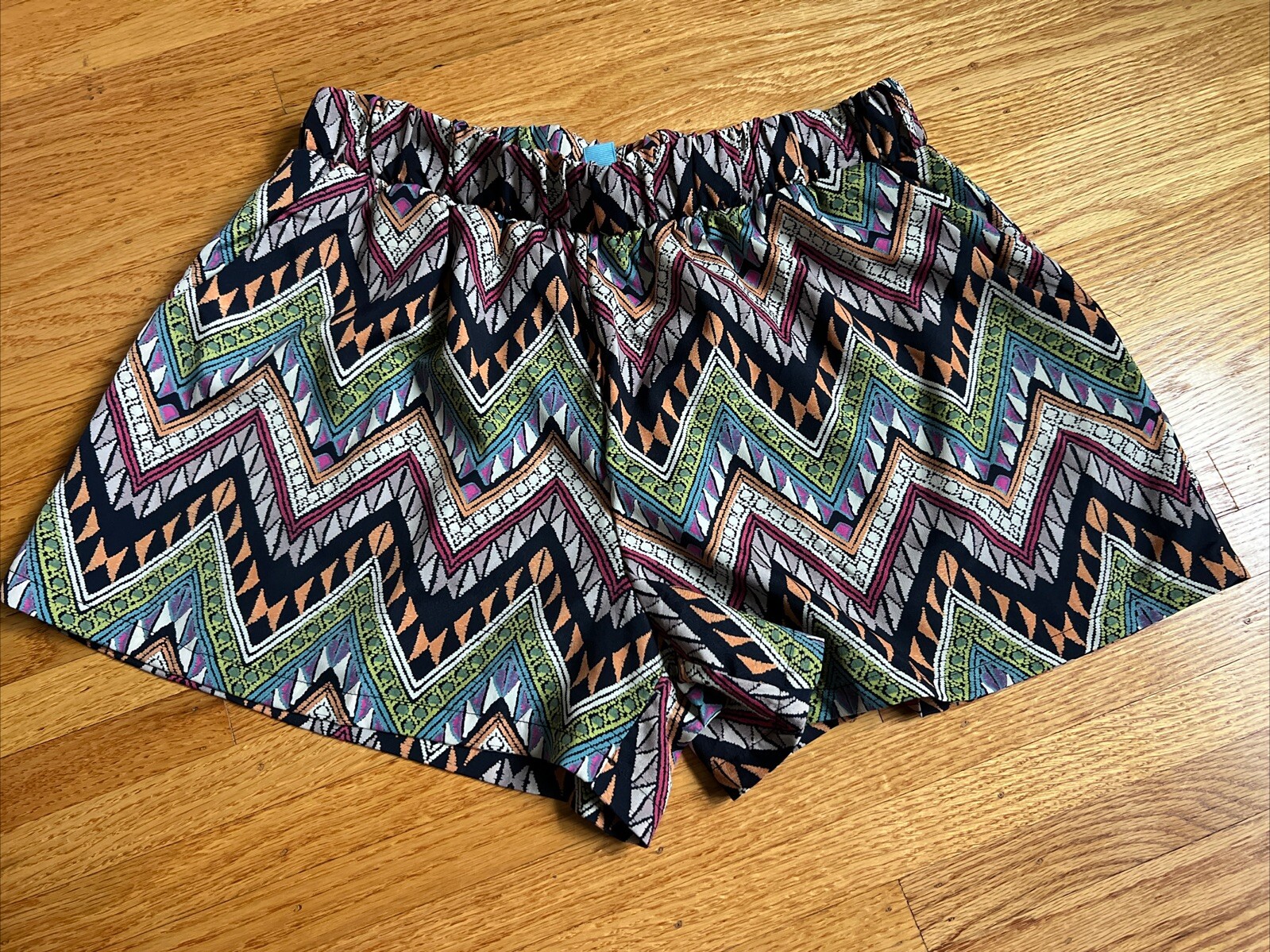 Dinabe Large Chevron Patterned Shorts Lightweight - image 1