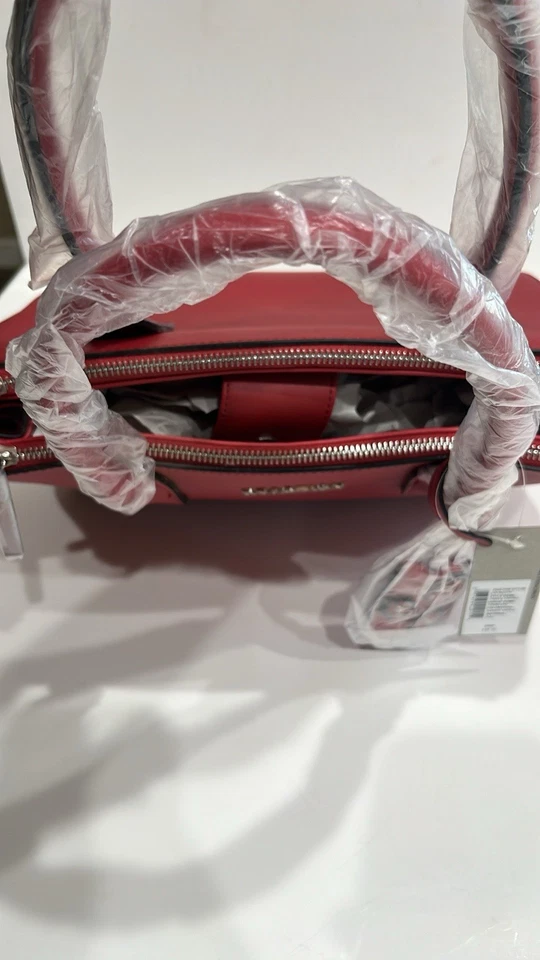 REACTION KENNETH COLE 肩带 三重入口软垫,红色,带BAG CHARM,全新带标签 — 第 2/4 张图片