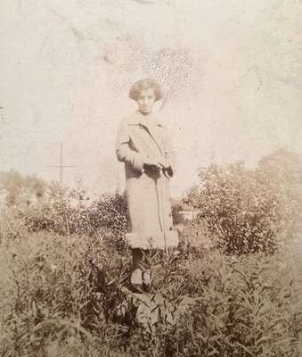 1920 s Candid PHOTO Lovely Young Lady Flapper Girl Fashionista Fetching