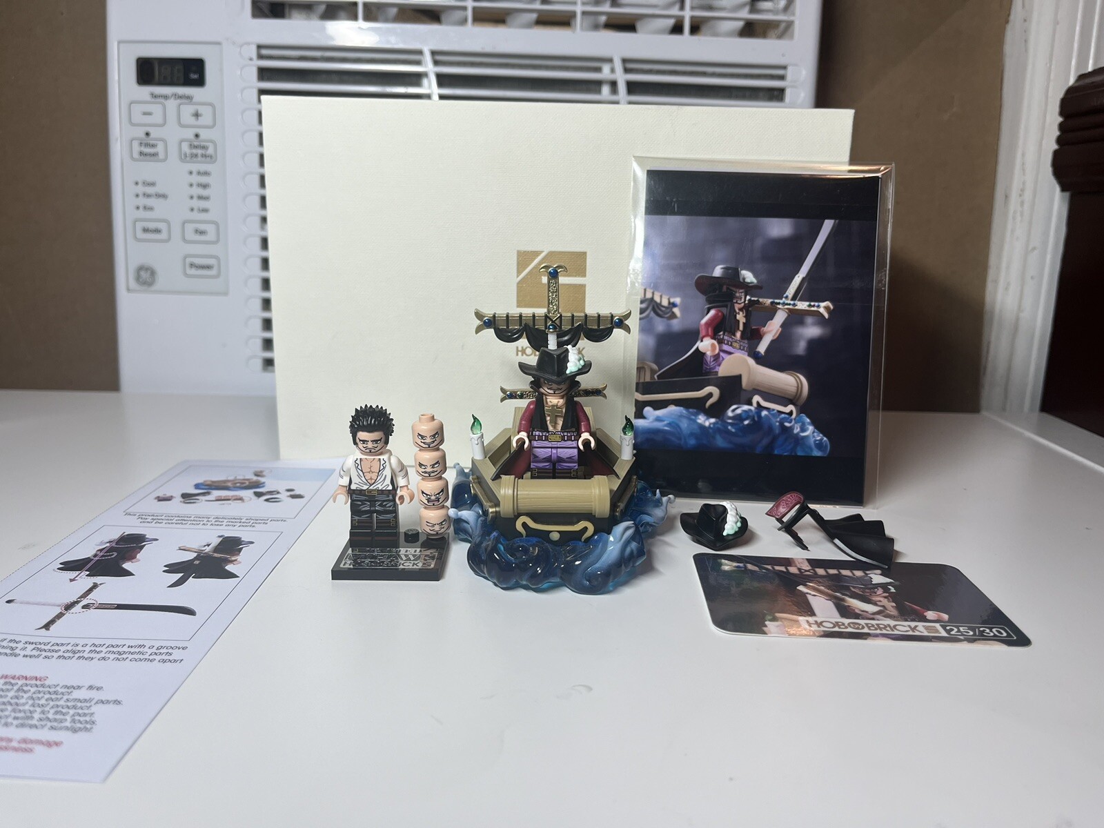Juego de 2 minifiguras Hobby Brick Dracule Mihawk con barco de una pieza personalizada