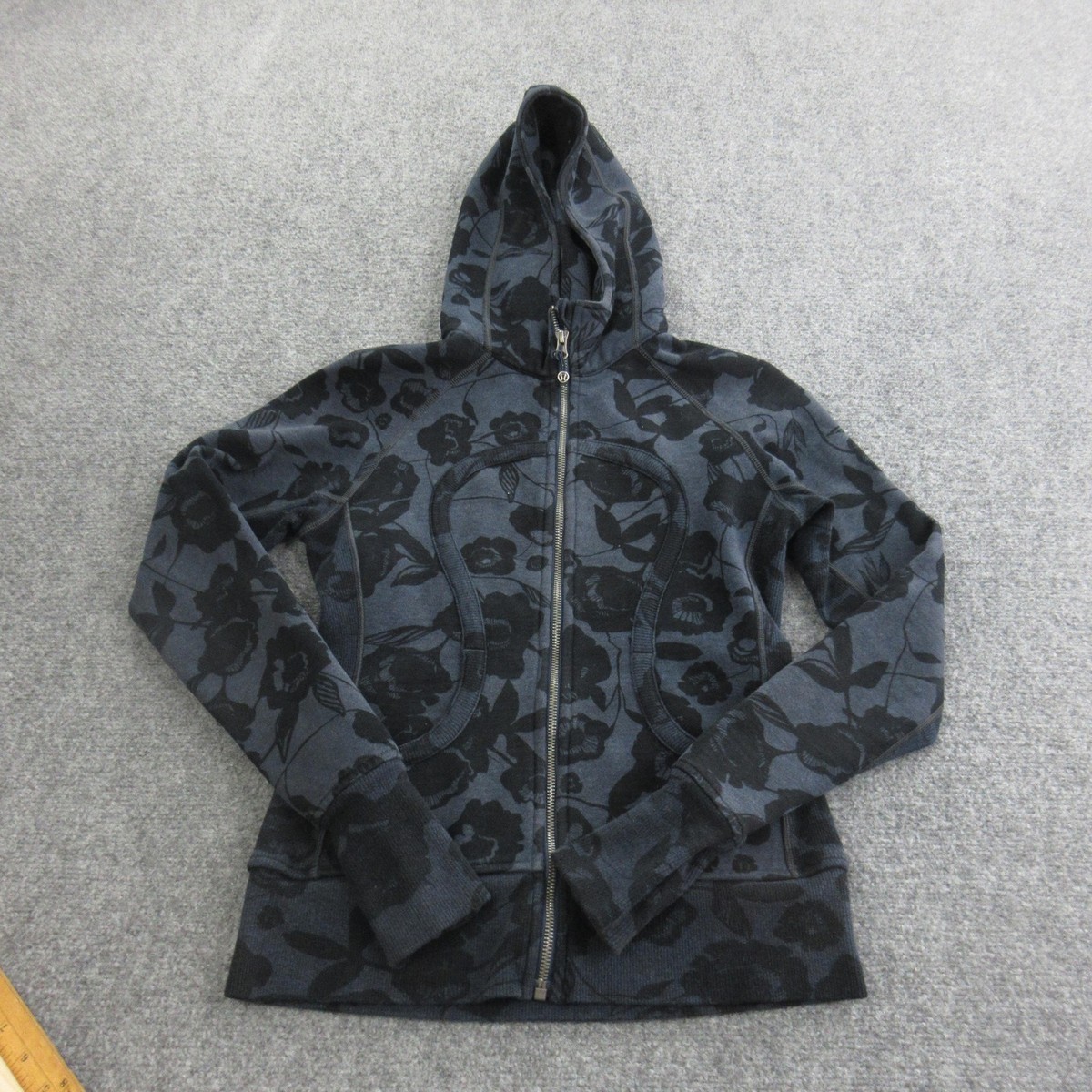 完売品 lululemon ジャケット 黒 総柄 フルジップ サイズ4 美品 Lululemon Jacket Womens 4 Gray Floral Hoodie Full Zip Fleece