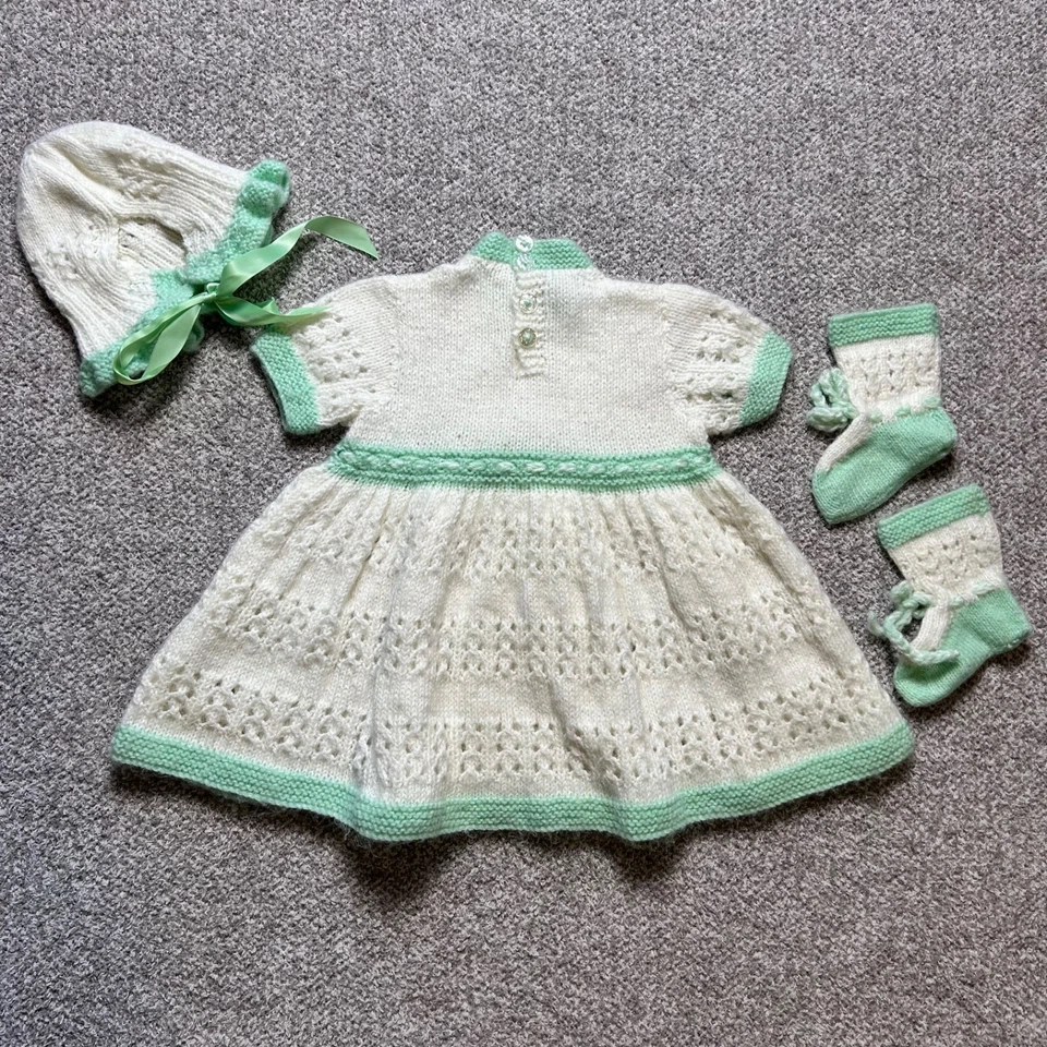 Conjunto de Vestido de Bebé Hecho a Mano De Colección 12-18 M Blanco Tejido Conjunto Gorro Botines Layette Foto 2 de 4