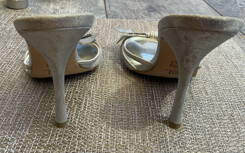 Sandalia de gamuza plateada para mujer JLo By Jennifer Lopez, talla 8 M Foto 4 de 4