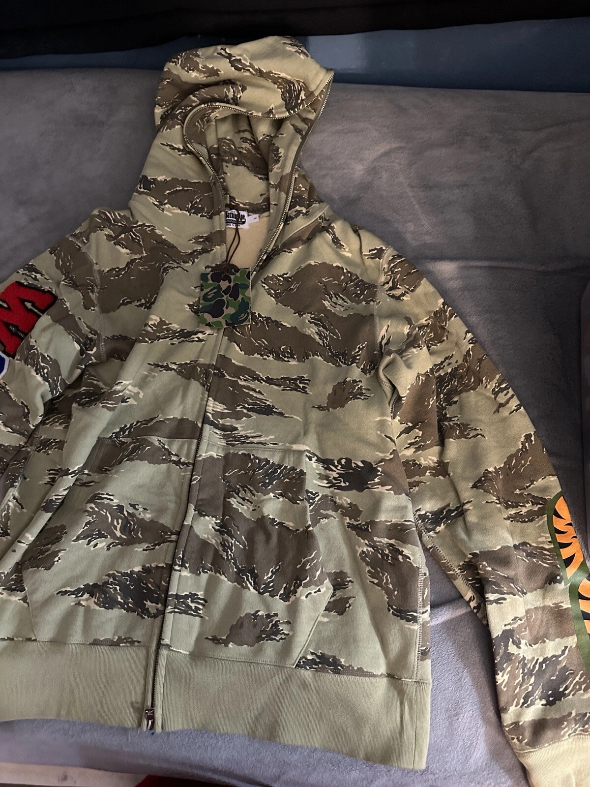 A BATHING APE (BAPE) Felpa con cappuccio squalo Bape mimetica deserto grande