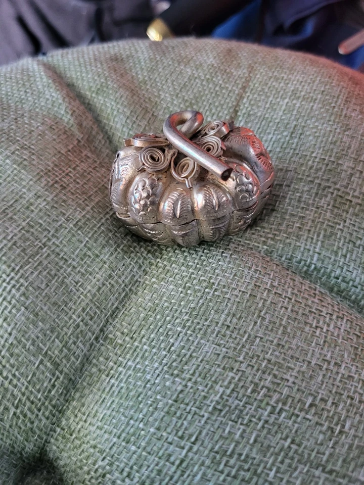 20 Joyería de baratija vintage de nuez de betel jemer animal repujadora de metal surtido Foto 3 de 4