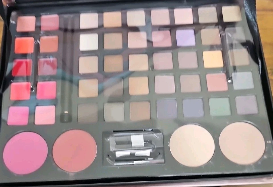 PROFUSION THE TREASURE BOX cosmetic collection 35 eye shadows 10 lip colors Plus - Image 3 of 4