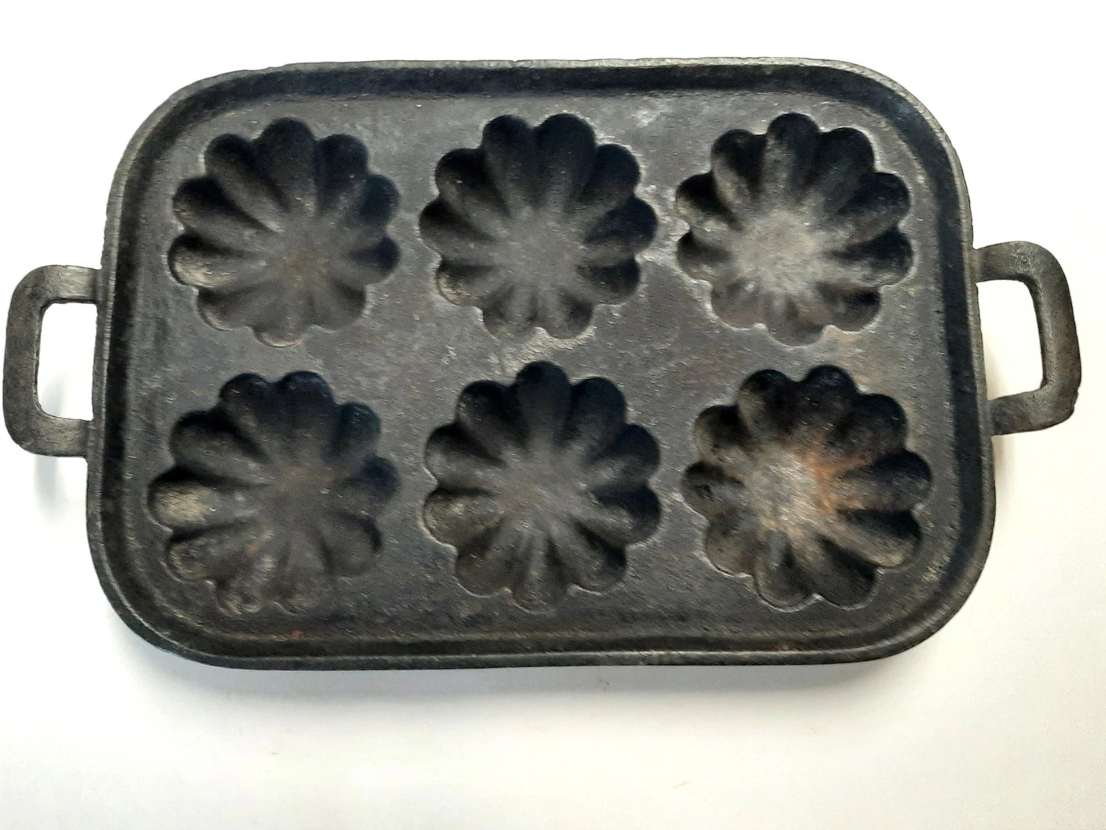 Vintage Rustic Cast Iron Turks Head Muffin Pan 6 Cup Open Handles Closed Frame