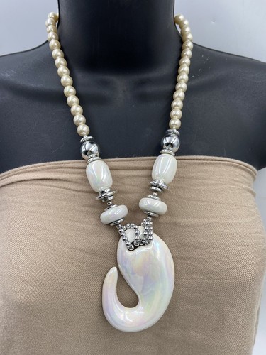 Vintage Large Ivory Faux Pearl Necklace Ceramic Charm Metal Accent 18" - 第 2/9 張圖片