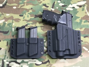 Glock Kydex IWB Concealment Holster With Light - Right Handed, Black Carbon Fiber
