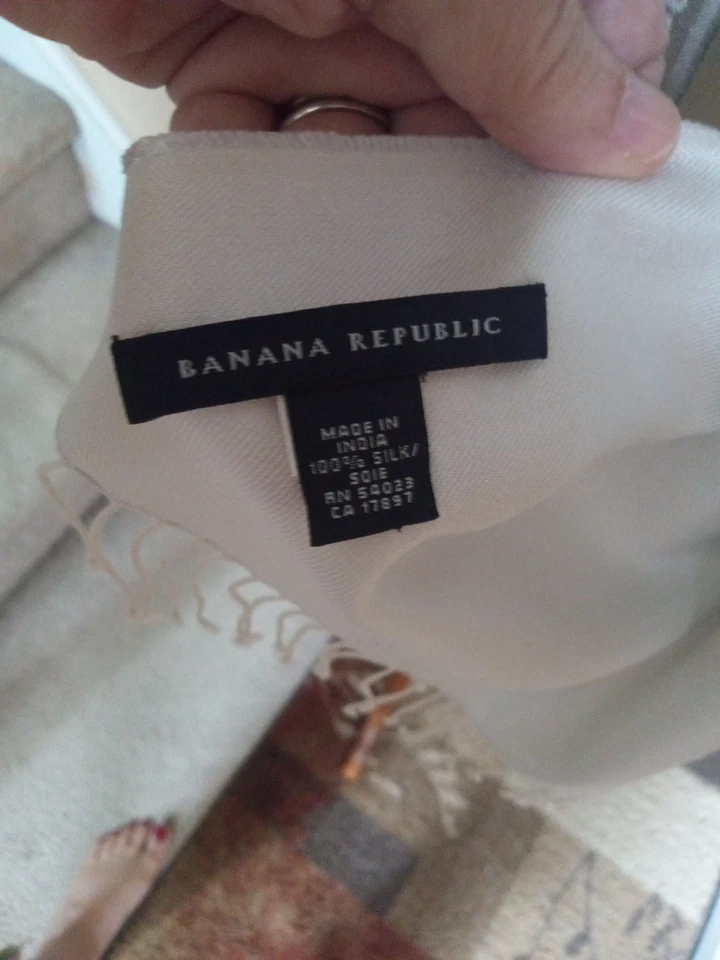 Bufanda envolvente Banana Republic 100 % seda India gris crema flecos jacquard Foto 4 de 4