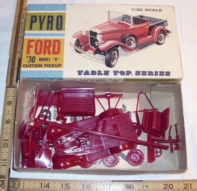 PYRO 30 FORD CUSTOM PICKUP MODEL KIT BOXED 1:32 C307