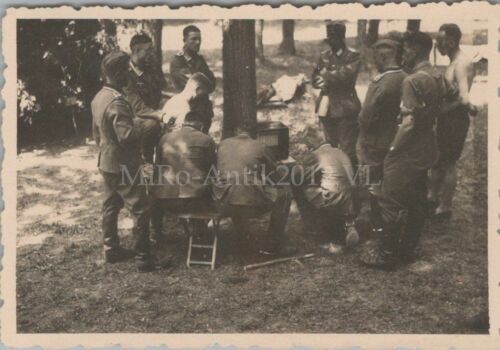 Foto, Kj. 1941 - Wehrm. hört Nachrichten im Waldl. Repki (PL) 23.6.41, VL(80117) - Bild 1 von 2