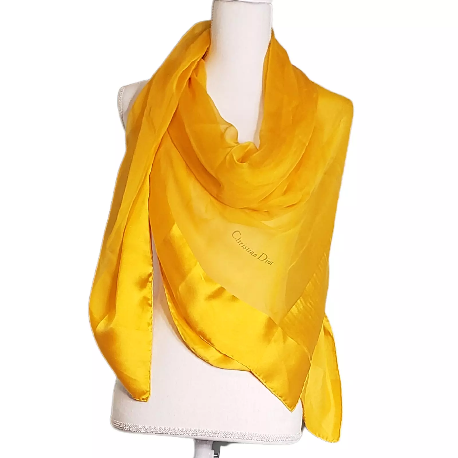 Élégance en ambre : Christian Dior mousseline de soie et foulard à bords satinés