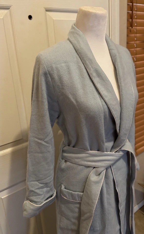 "Bata 100 % cachemir azul con cinturón forro de seda 17"" P2P 50"" longitud usada en excelente estado XS original $1960" Foto 2 de 4